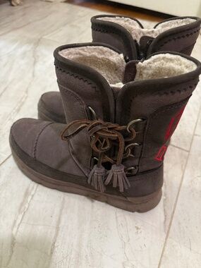 Manitobah Ankle boots size 9